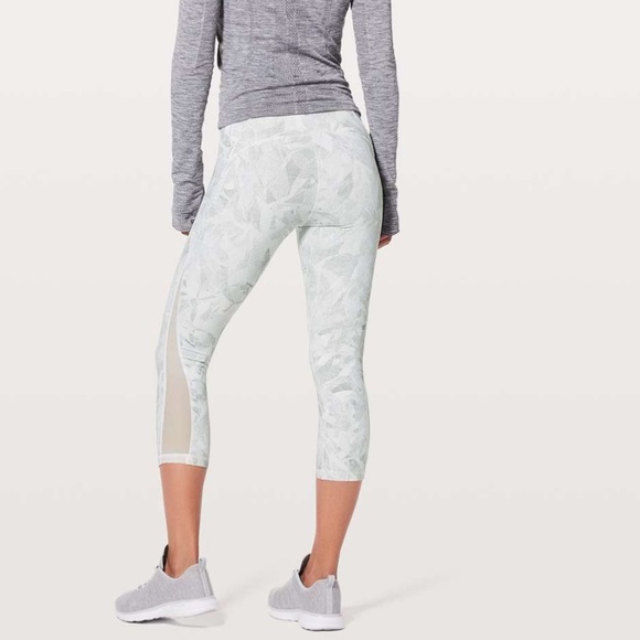 LULULEMON WHITE TRAIN TIMES CROP LEGGINGS SIZE 4 - Picture 2 of 12